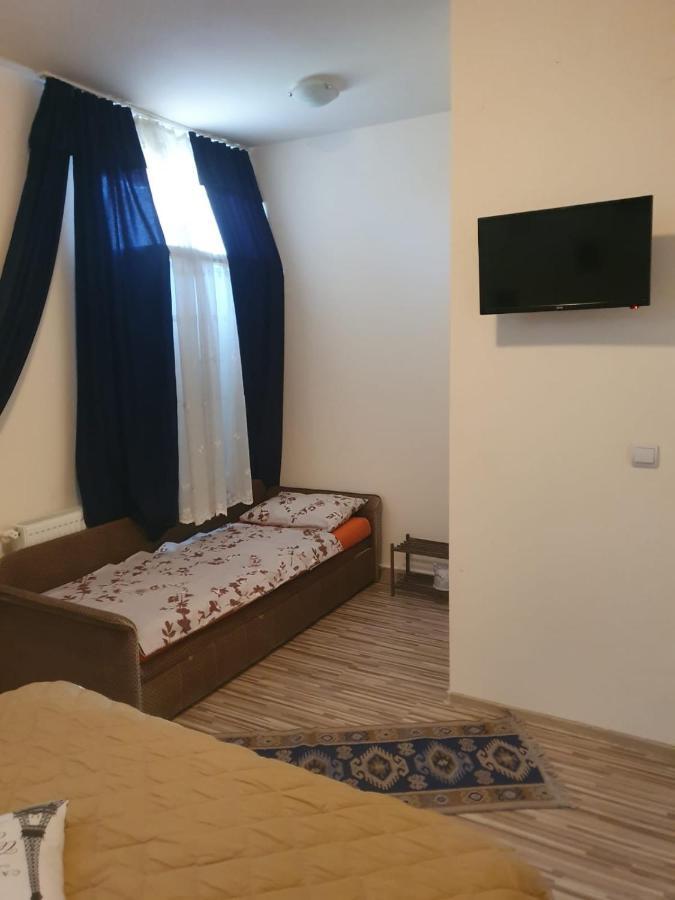 Relax Haus Hotel Hunedoara Exterior photo